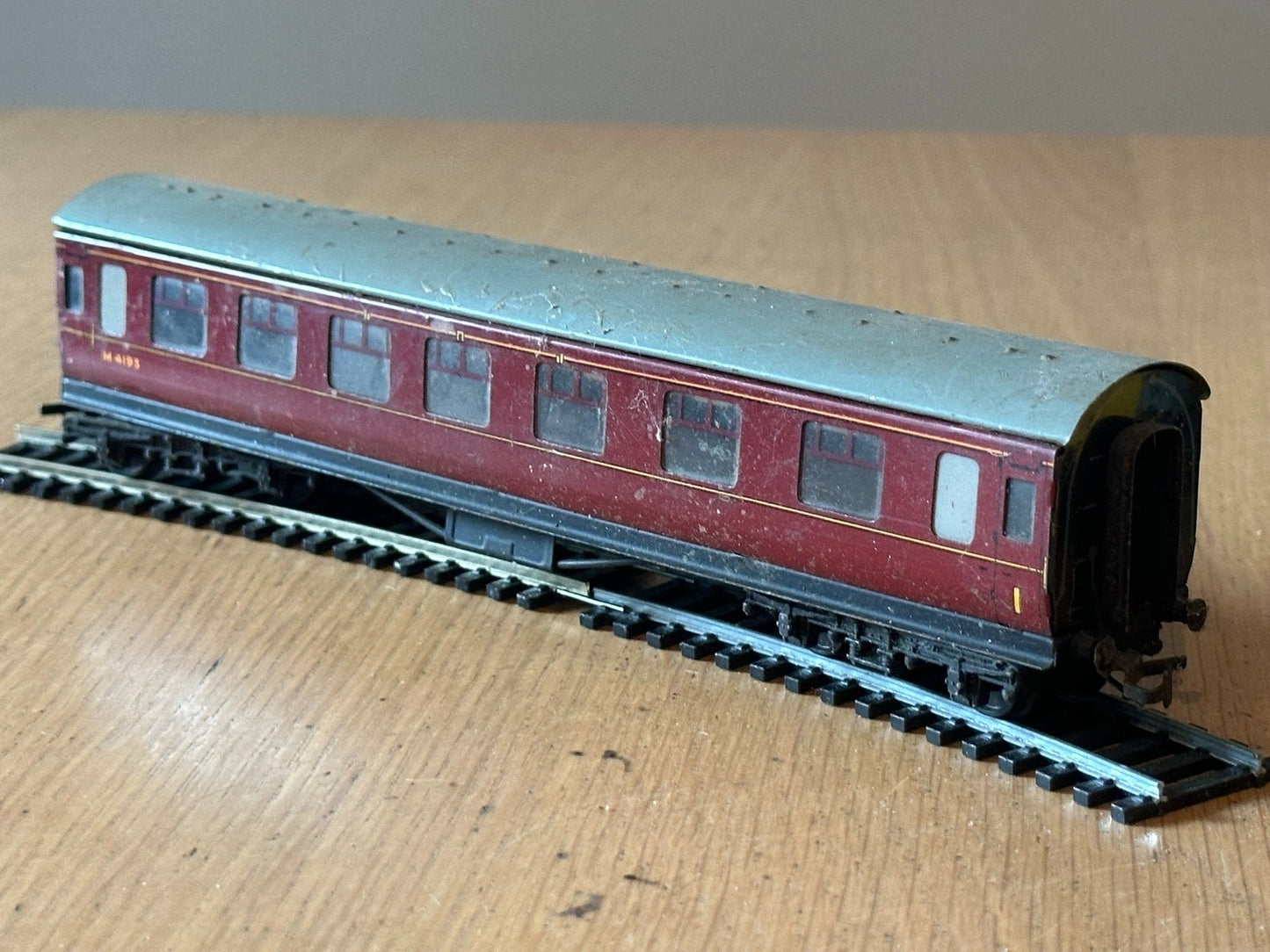 Hornby Dublo OO Gauge M 4193 Red Rose Maroon Coach