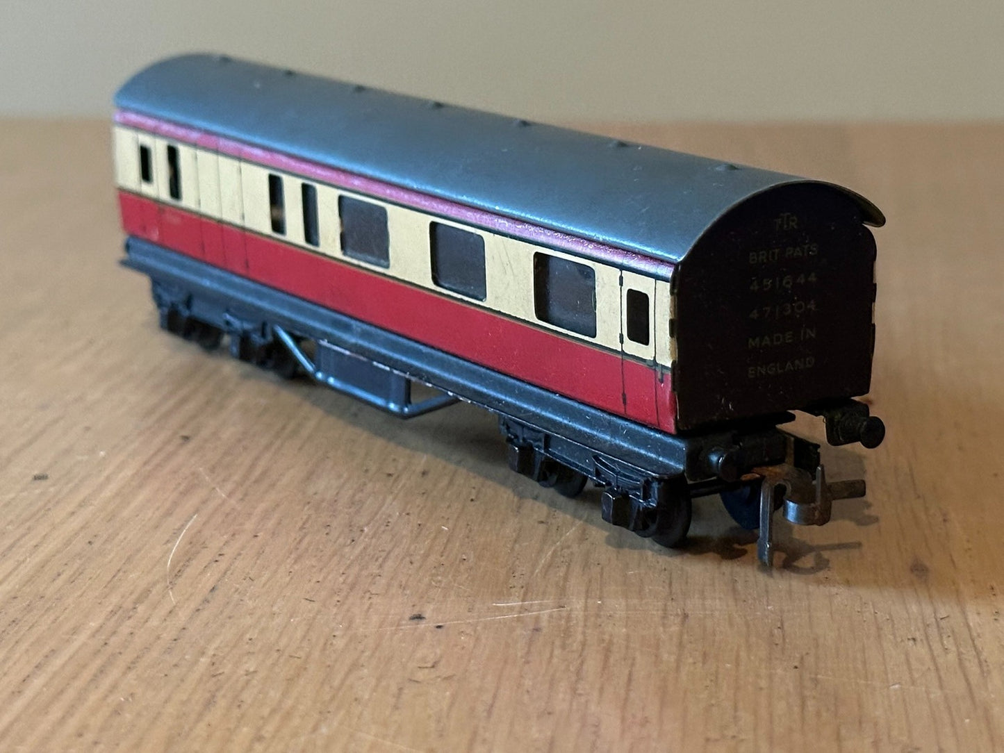 Twin Trix Railway OO Gauge Red & Cream Coach 27104.