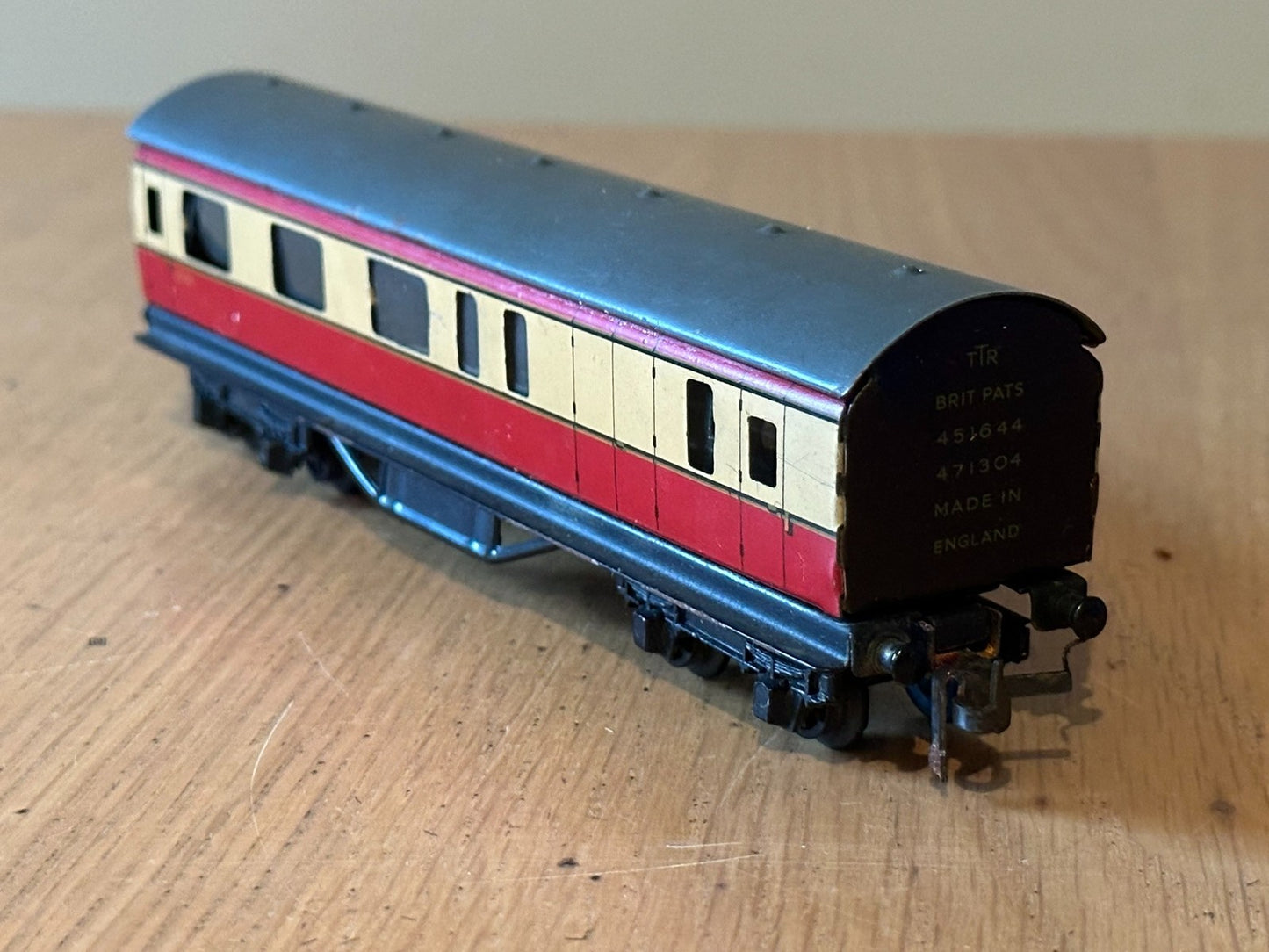 Twin Trix Railway OO Gauge Red & Cream Coach 27104.