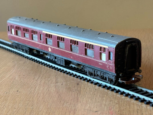 Hornby Tri-ang OO Gauge R382-15865 Composite Coach in BR Maroon