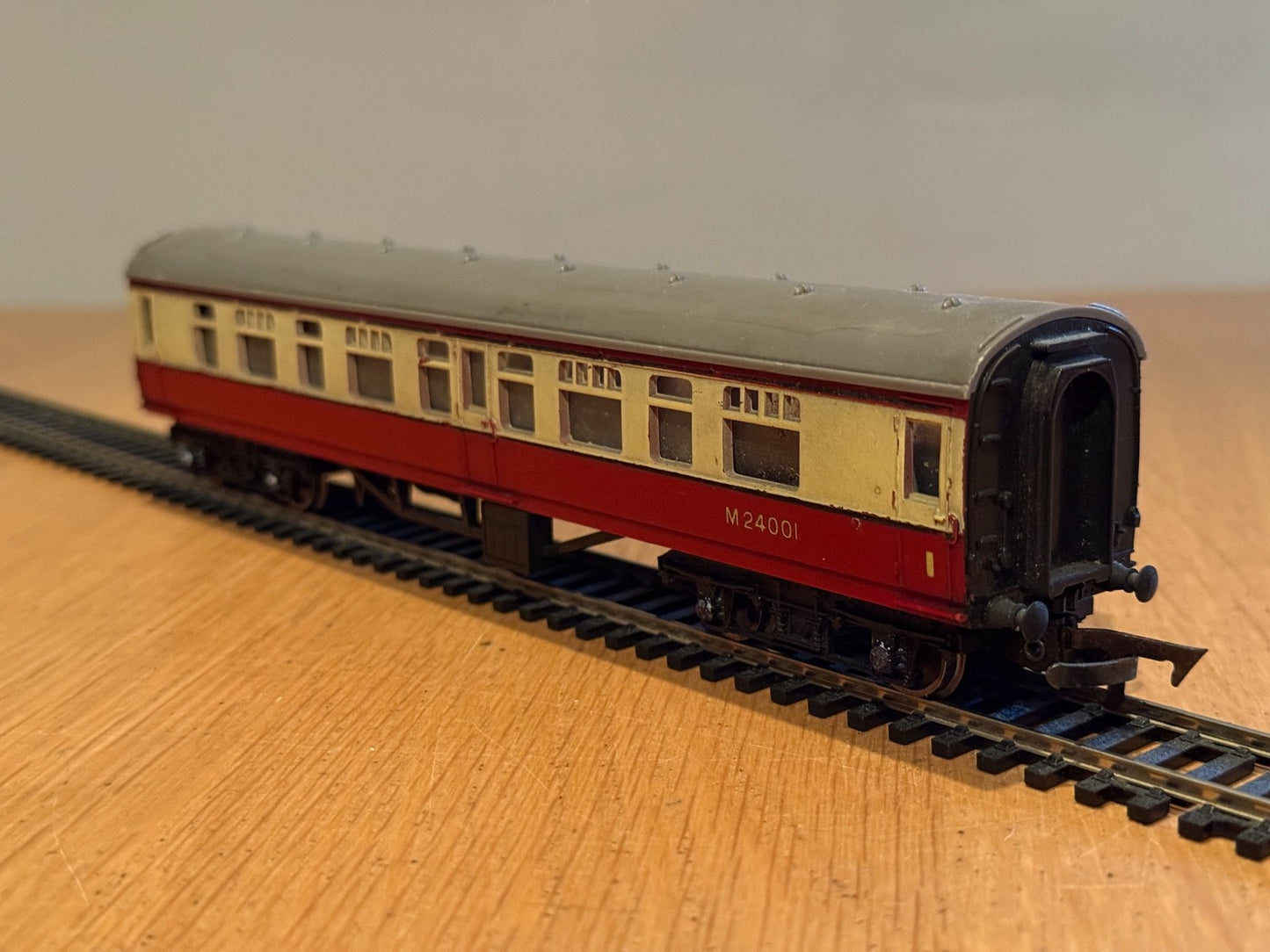 Tri-ang R29 B.R OO Gauge Main Line Composite Coach M24001
