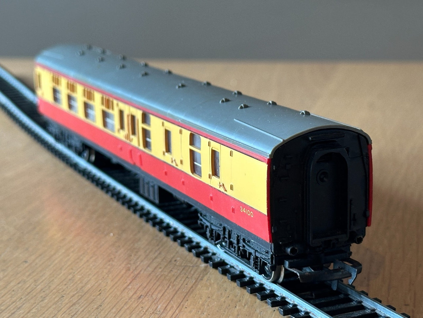 Hornby Triang OO Gauge R627 B.R. Brake 2nd Coach 34100 P494