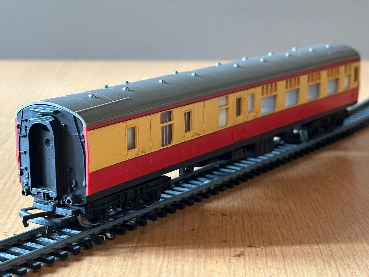 Hornby Triang OO Gauge R627 B.R. Brake 2nd Coach 34100 P494