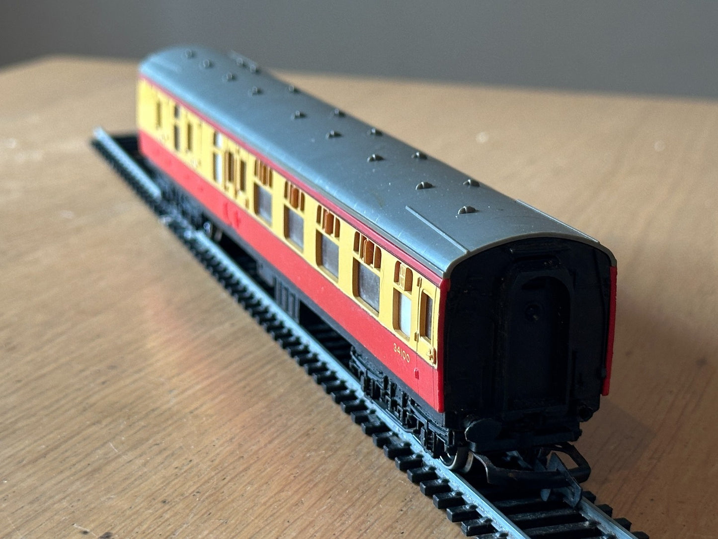 Hornby Triang OO Gauge R627 B.R. Brake 2nd Coach 34100 P494