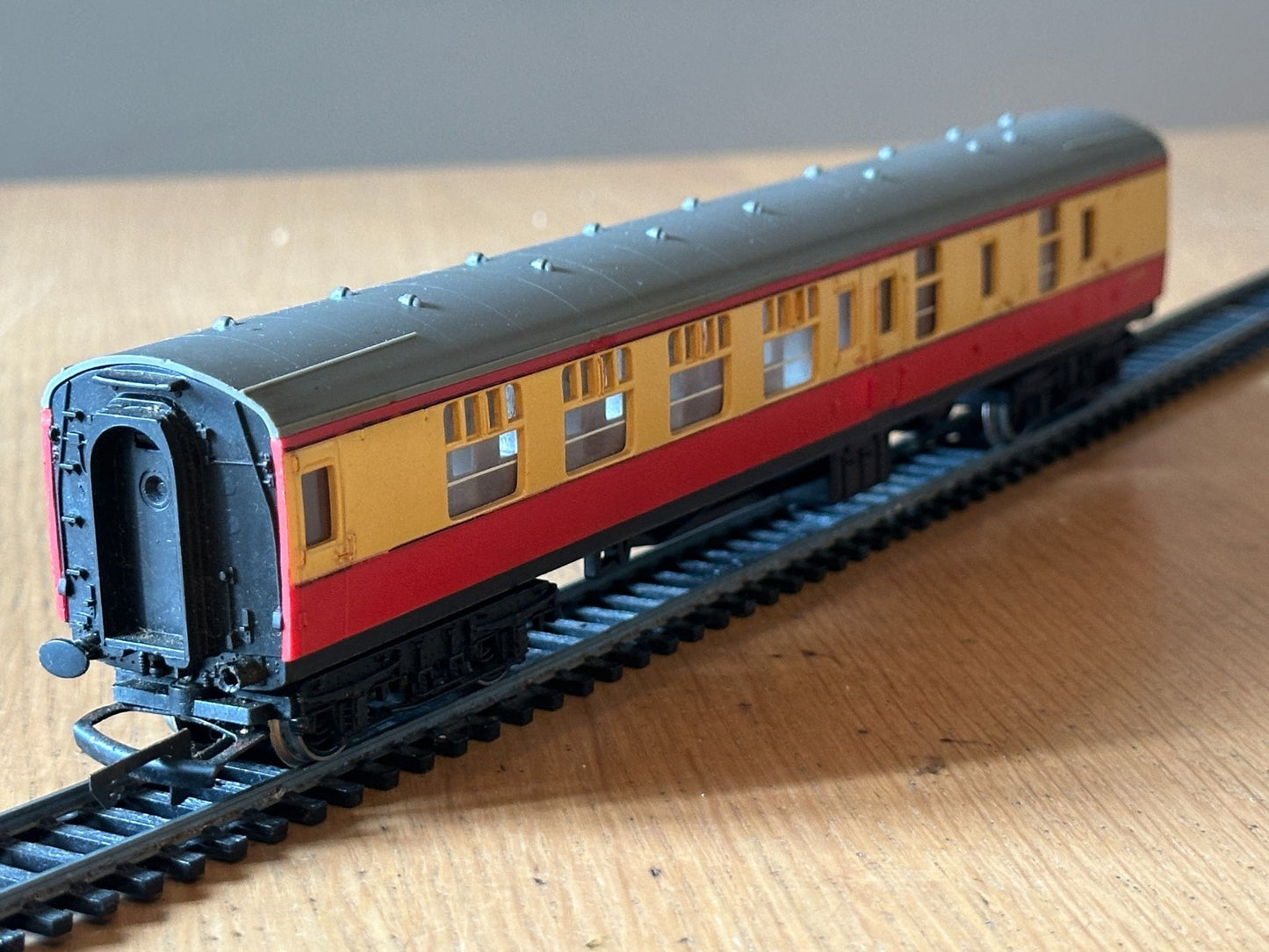Hornby Triang OO Gauge R627 B.R. Brake 2nd Coach 34100 P494
