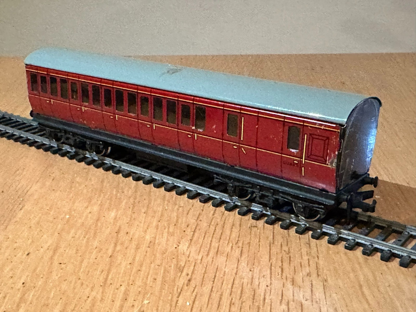 Hornby Dublo Tin OO Gauge D14 32093 Suburban Coach Brake/3rd, 2 or 3 Rail.
