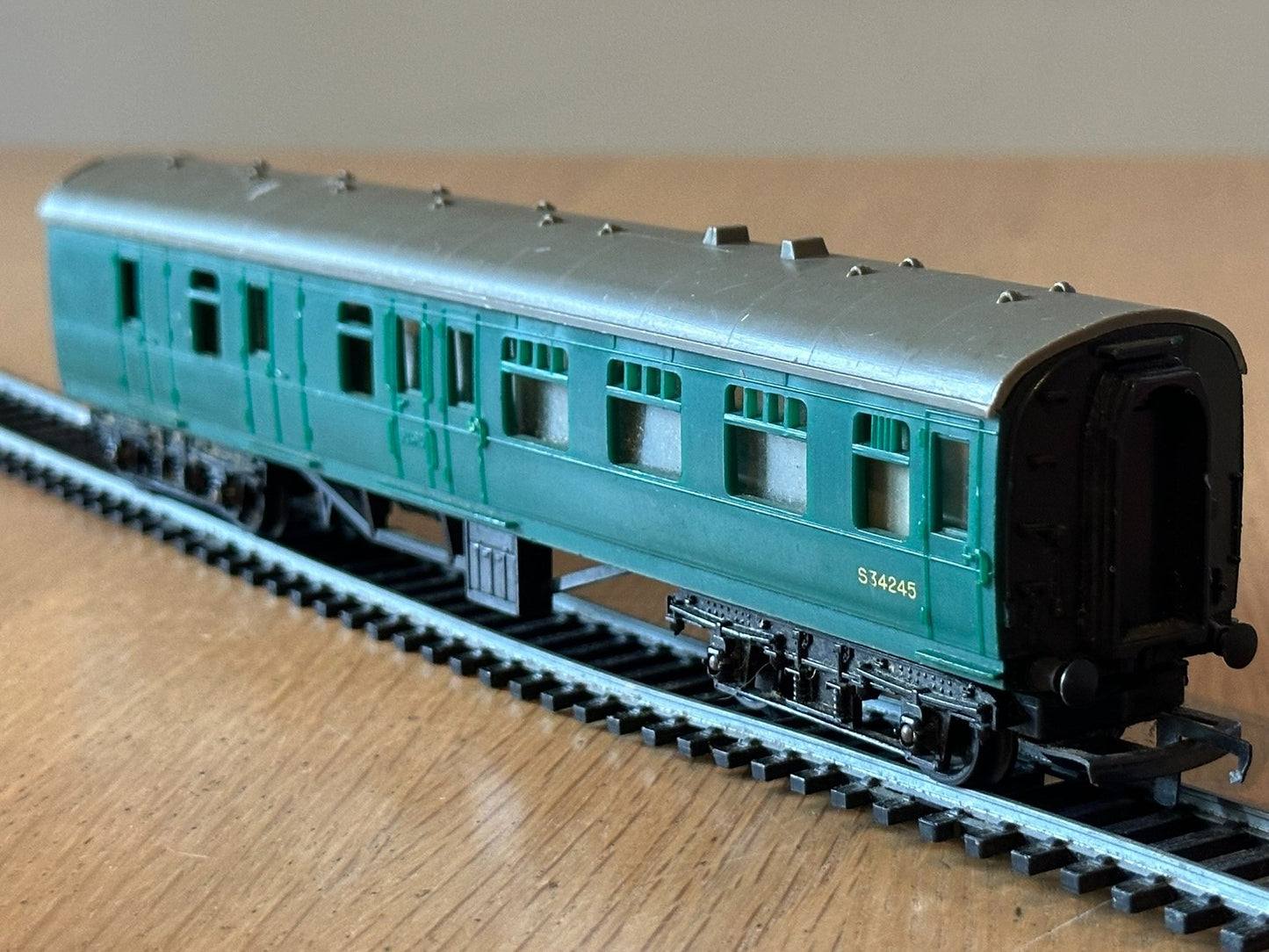 Triang OO Gauge R220 2nd Class Main Line Brake Coach S34245 Green