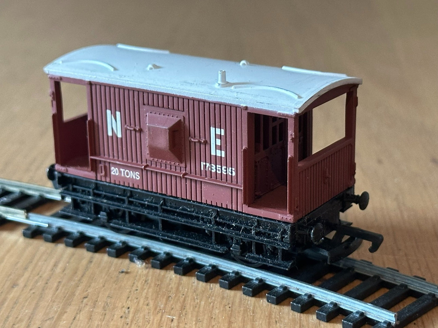 Mainline 37-140 OO Gauge 20T Brake van in NE brown. Pre-owned