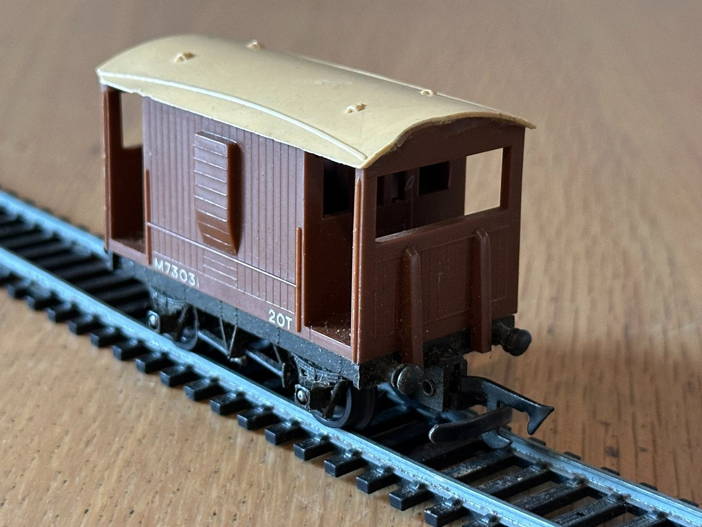 Tri-ang Railways R16 OO Gauge ER 20 Ton Brake Van M73031 BR Brown. Damaged roof.