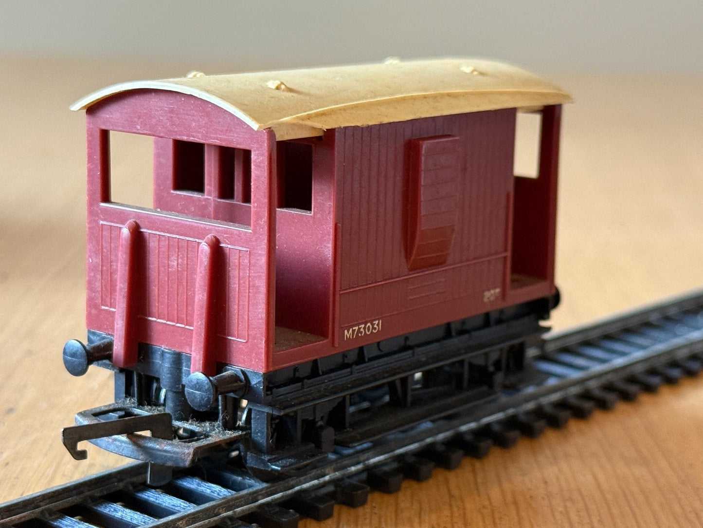 Tri-ang Railways R16 OO Gauge ER 20 Ton Brake Van M73031 BR Brown. Chip on roof