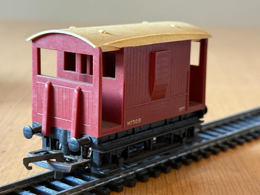 Tri-ang Railways R16 OO Gauge ER 20 Ton Brake Van M73031 BR Brown. Chip on roof