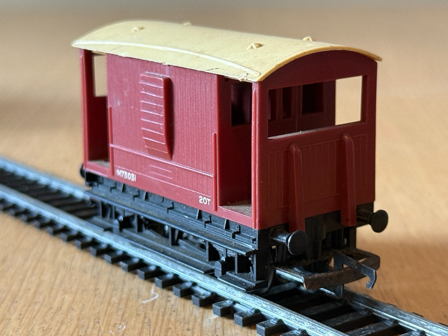 Tri-ang Railways R16 OO Gauge ER 20 Ton Brake Van M73031 BR Brown. Chip on roof