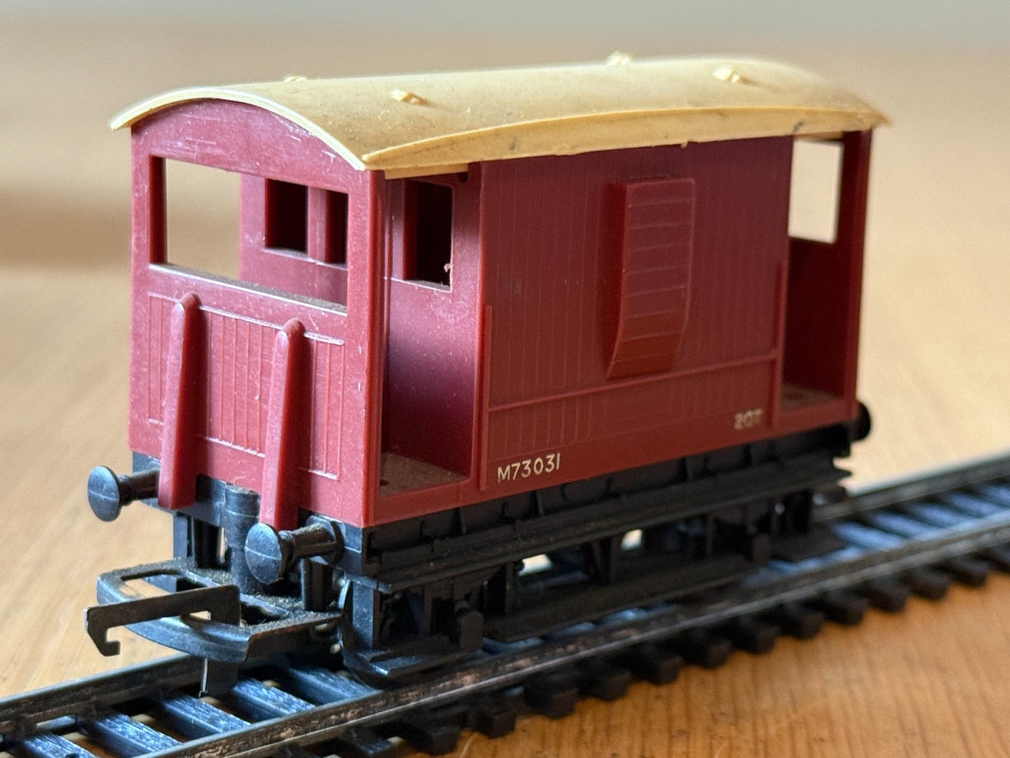 Tri-ang Railways R16 OO Gauge ER 20 Ton Brake Van M73031 BR Brown. Chip on roof