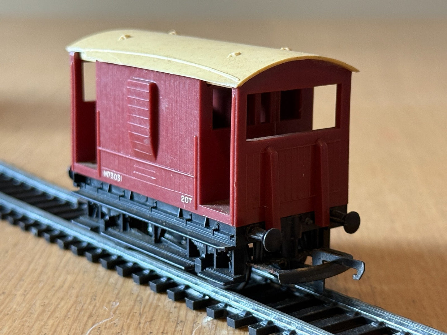 Tri-ang Railways R16 OO Gauge ER 20 Ton Brake Van M73031 BR Brown. Chip on roof