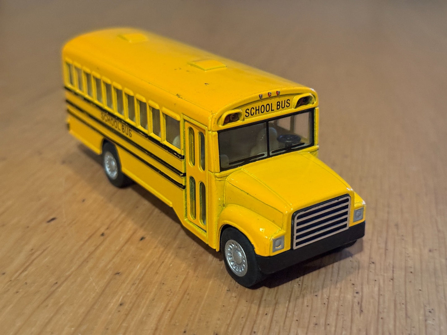 Kinsfun Diecast Pull Back American School Bus (12.5cm)
