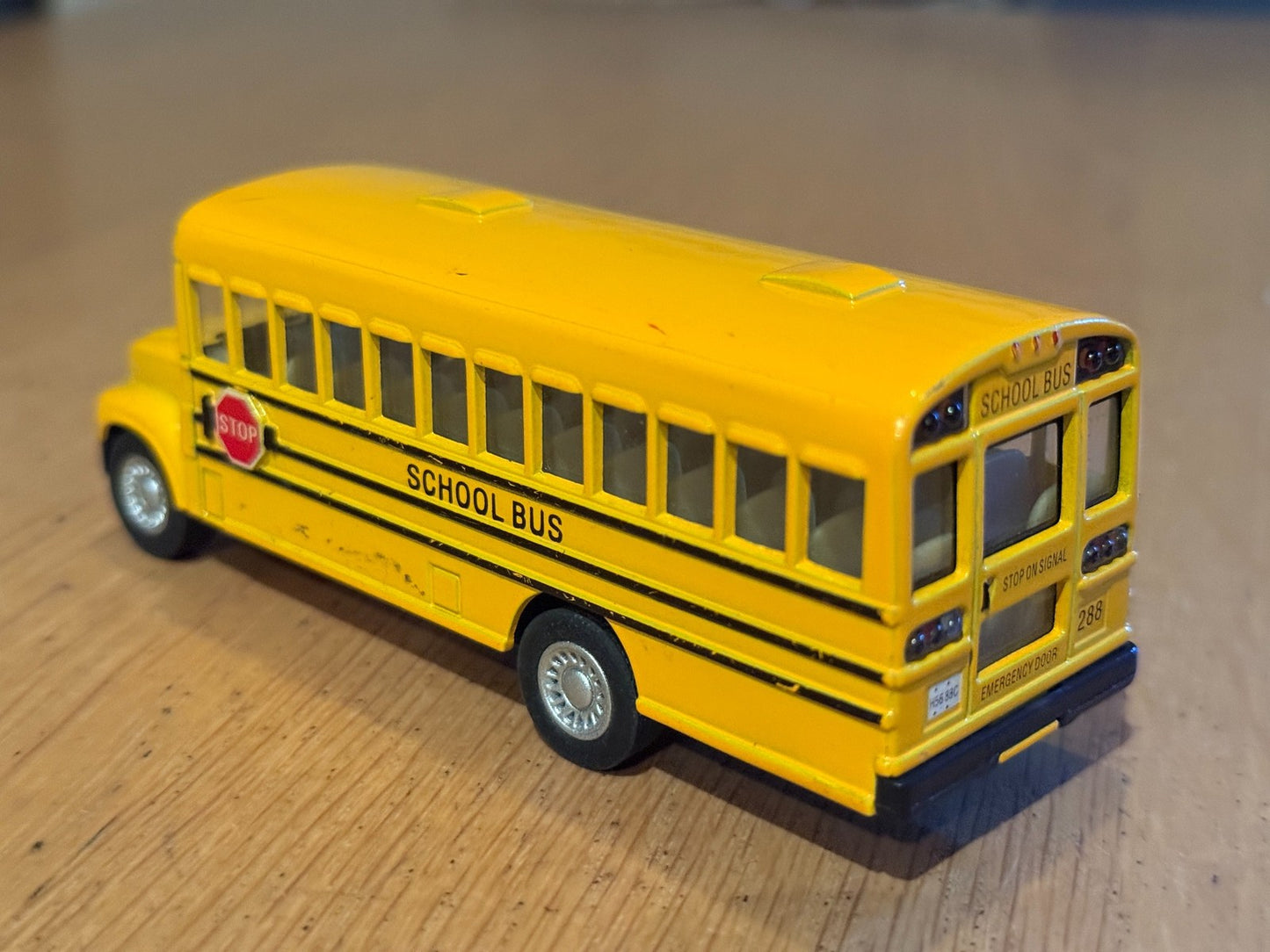 Kinsfun Diecast Pull Back American School Bus (12.5cm)