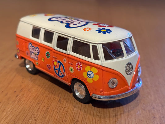 Kinsmart Diecast 1/32 Scale Pull Back & Go 1962 Volkswagen Bus. Pre owned