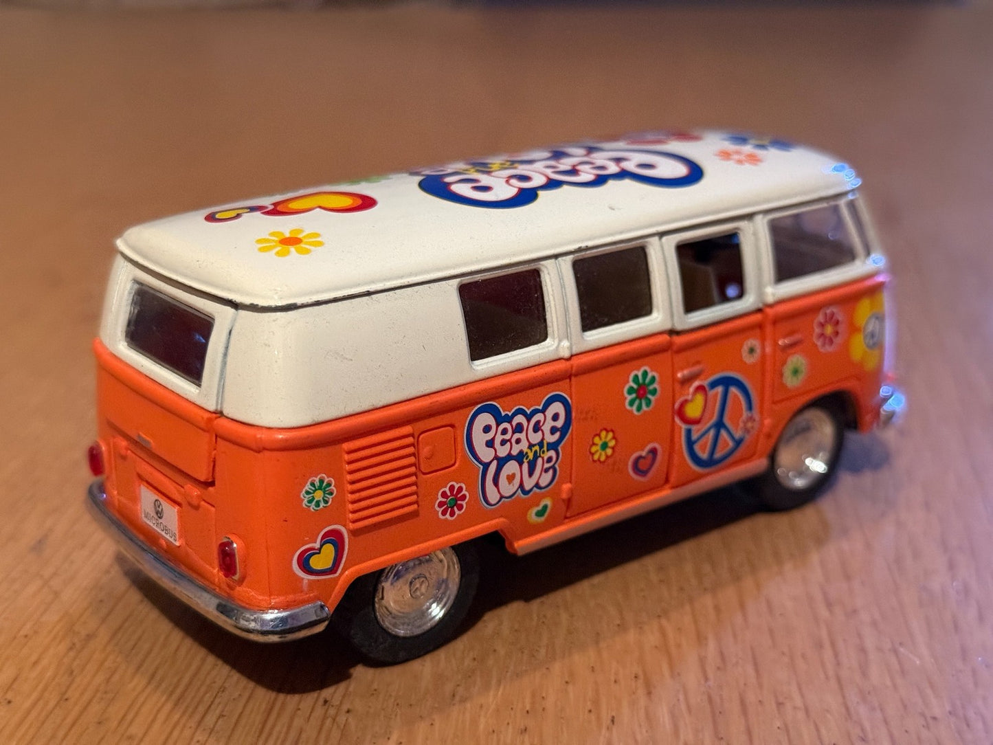 Kinsmart Diecast 1/32 Scale Pull Back & Go 1962 Volkswagen Bus. Pre owned