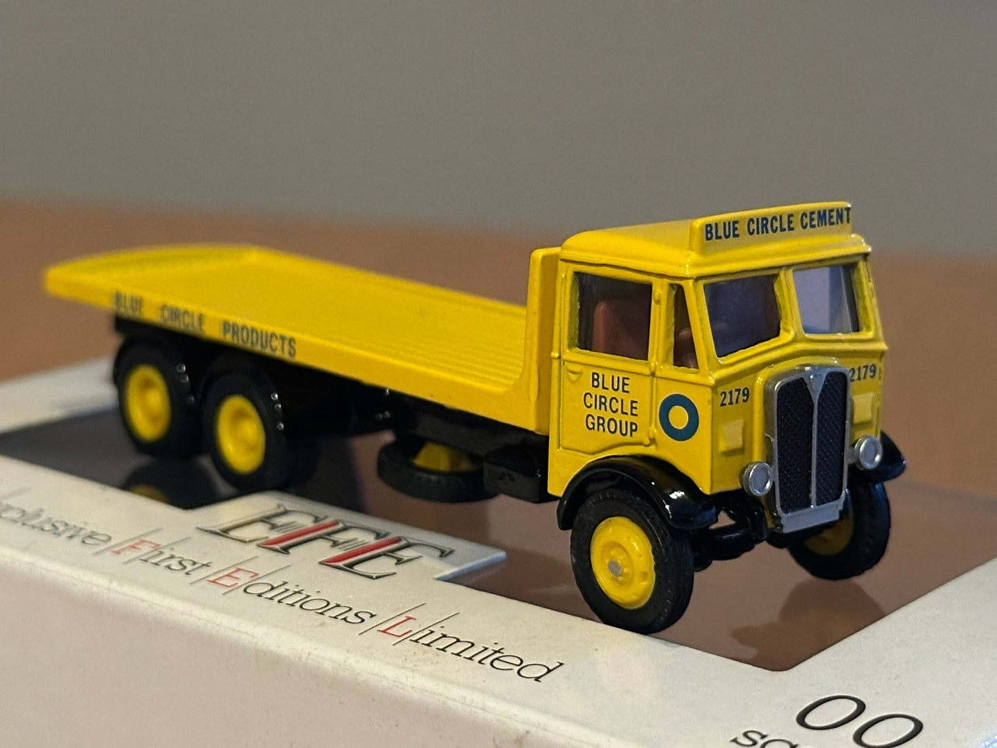 EFE OO Gauge AEC Mammoth 6-wheel Flatbed - Blue Circle 10702. Boxed.
