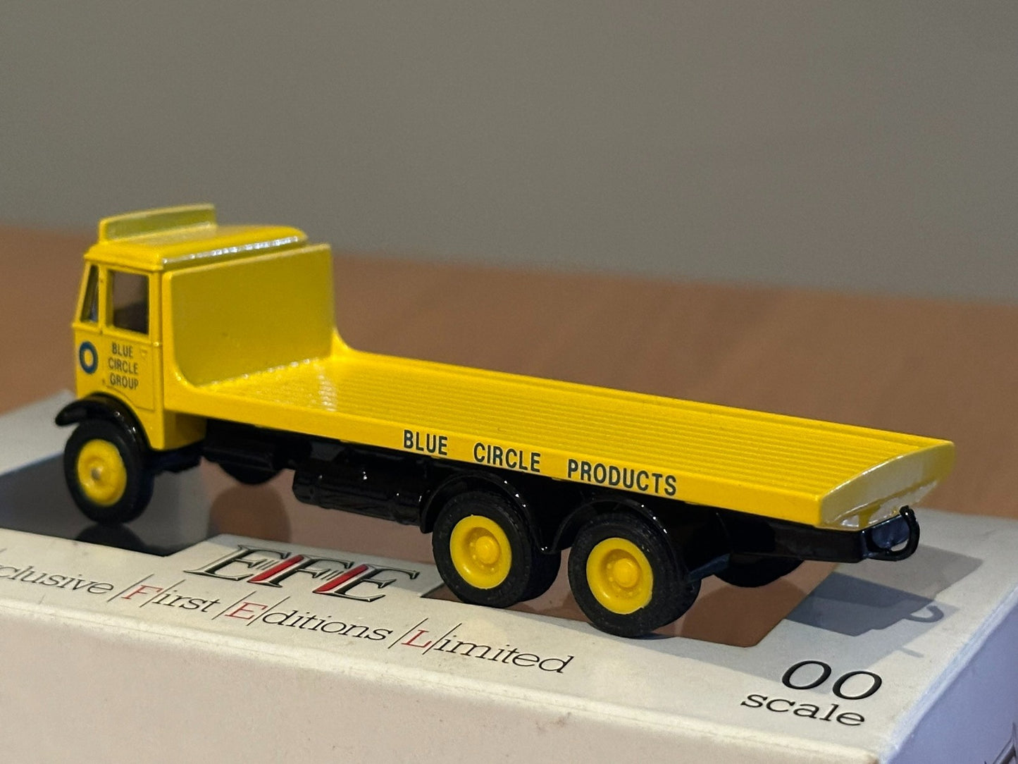 EFE OO Gauge AEC Mammoth 6-wheel Flatbed - Blue Circle 10702. Boxed.