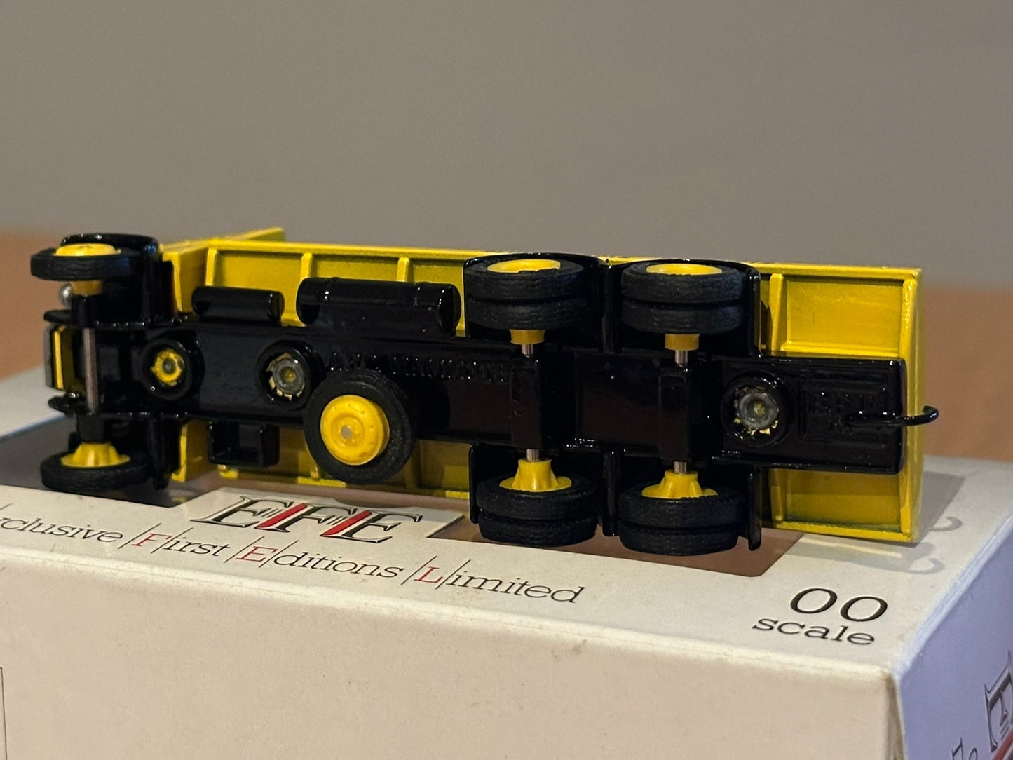 EFE OO Gauge AEC Mammoth 6-wheel Flatbed - Blue Circle 10702. Boxed.