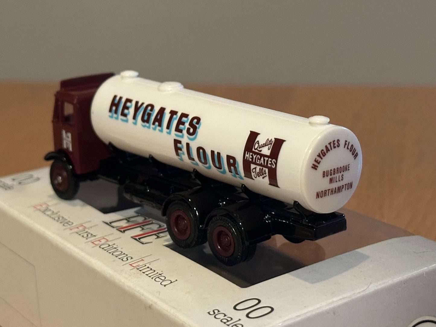 EFE OO Gauge AEC Mammoth 6-wheel Tanker - Heygates Flour 10901. Boxed.