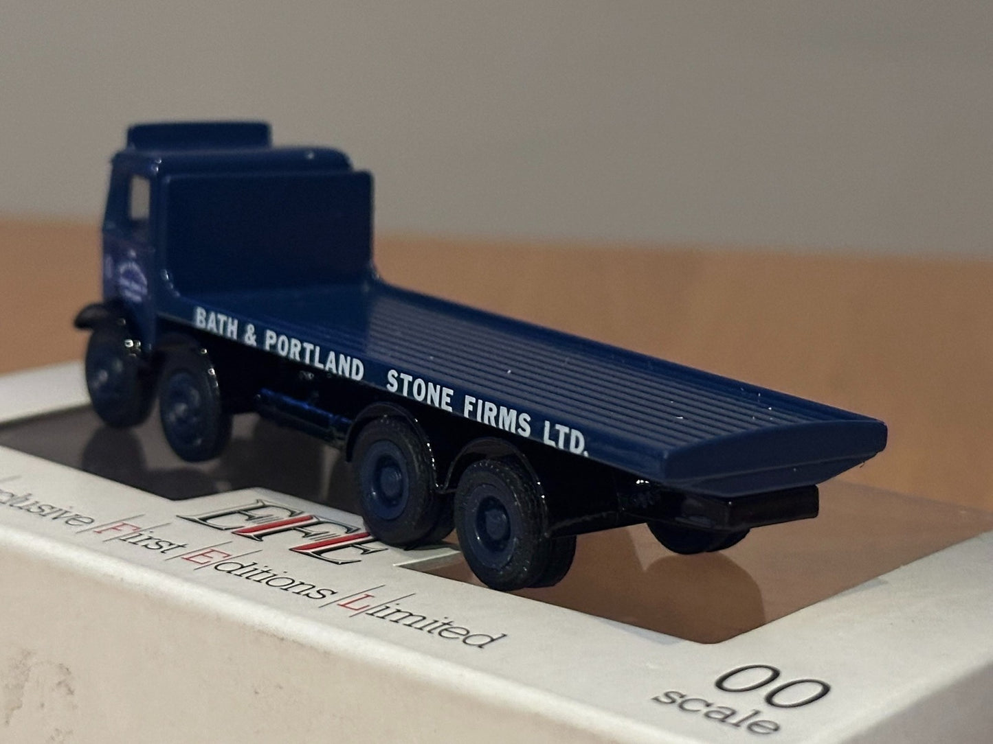 EFE OO Gauge AEC Mammoth 8-wheel Bath & Portland Flatbed 10401. Boxed.