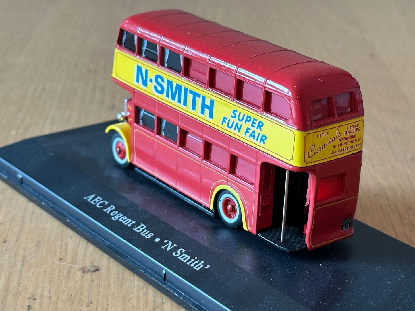 Atlas Editions OO Gauge - AEC Regent bus - N. Smith