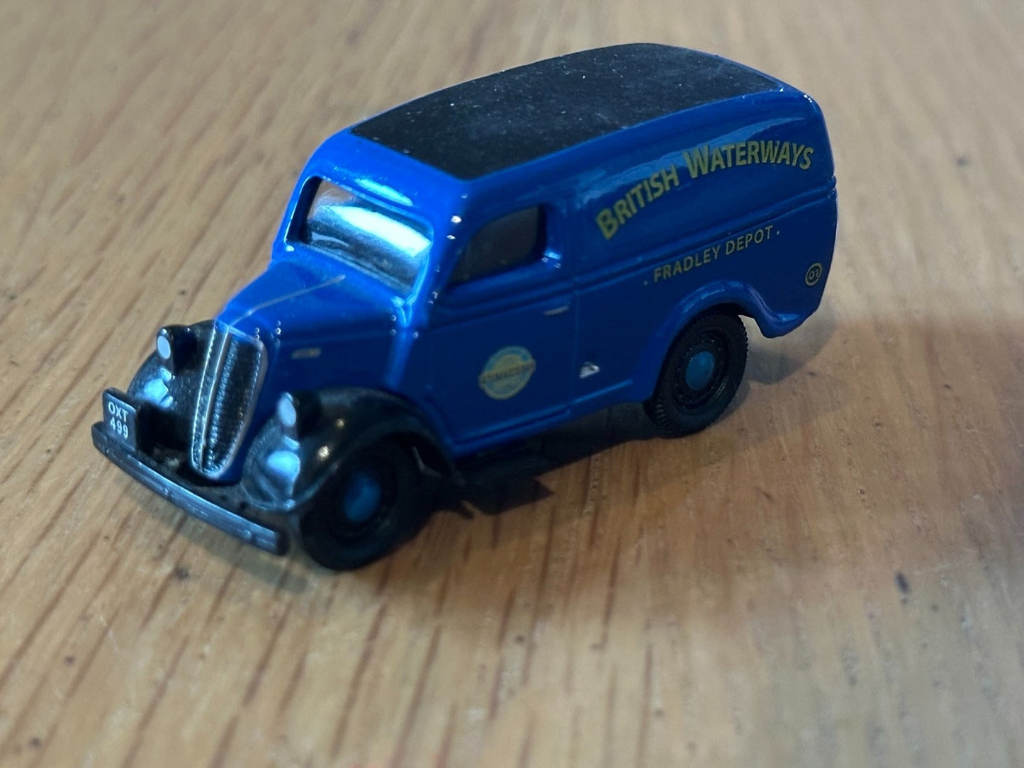 Classix Diecast EM76620 1:76 OO gauge Ford Thames Van - British Waterways