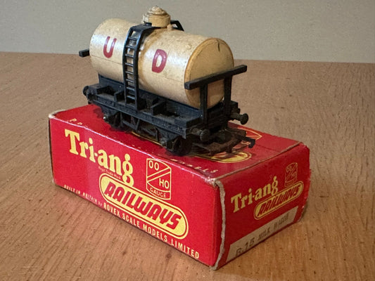 Tri-ang OO Gauge R15 United Dairy's Milk Tank Wagon.  Original Box.