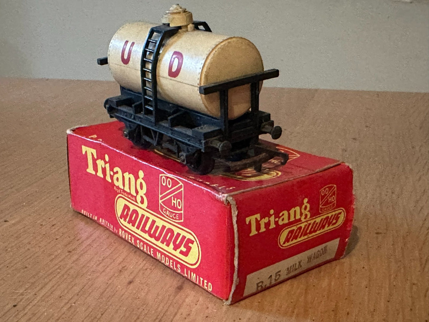 Tri-ang OO Gauge R15 United Dairy's Milk Tank Wagon.  Original Box.