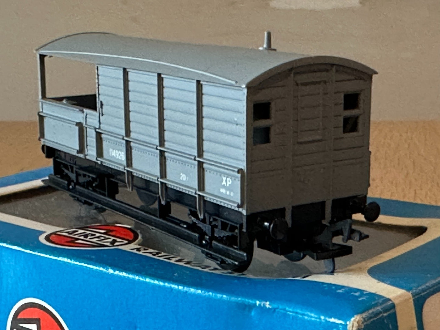 Airfix OO Gauge 54360-6 BR 20 Ton Guards Van 114926