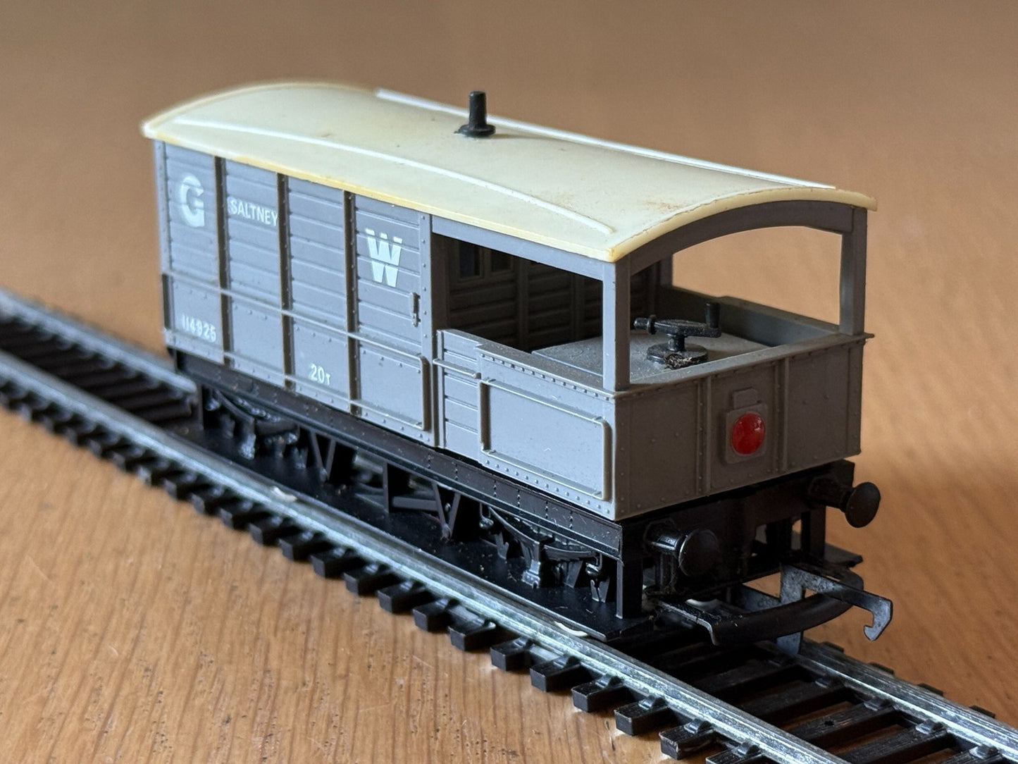 Hornby OO Gauge R714 - GWR 20 Ton Brake Van Wagon - 114925 Saltney