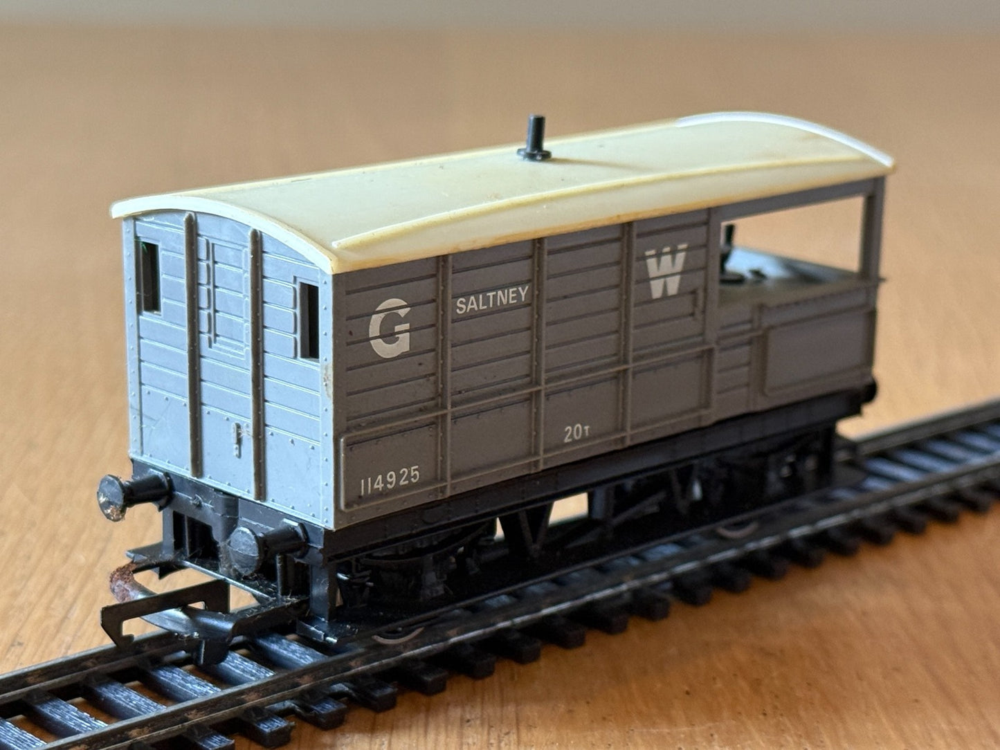 Hornby OO Gauge R714 - GWR 20 Ton Brake Van Wagon - 114925 Saltney
