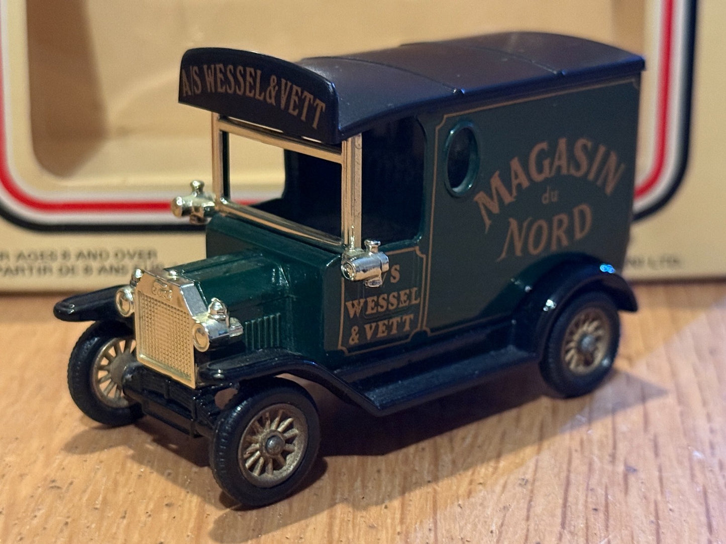 Lledo Days Gone - 1920 Ford Model T Van - Magasin du Nord