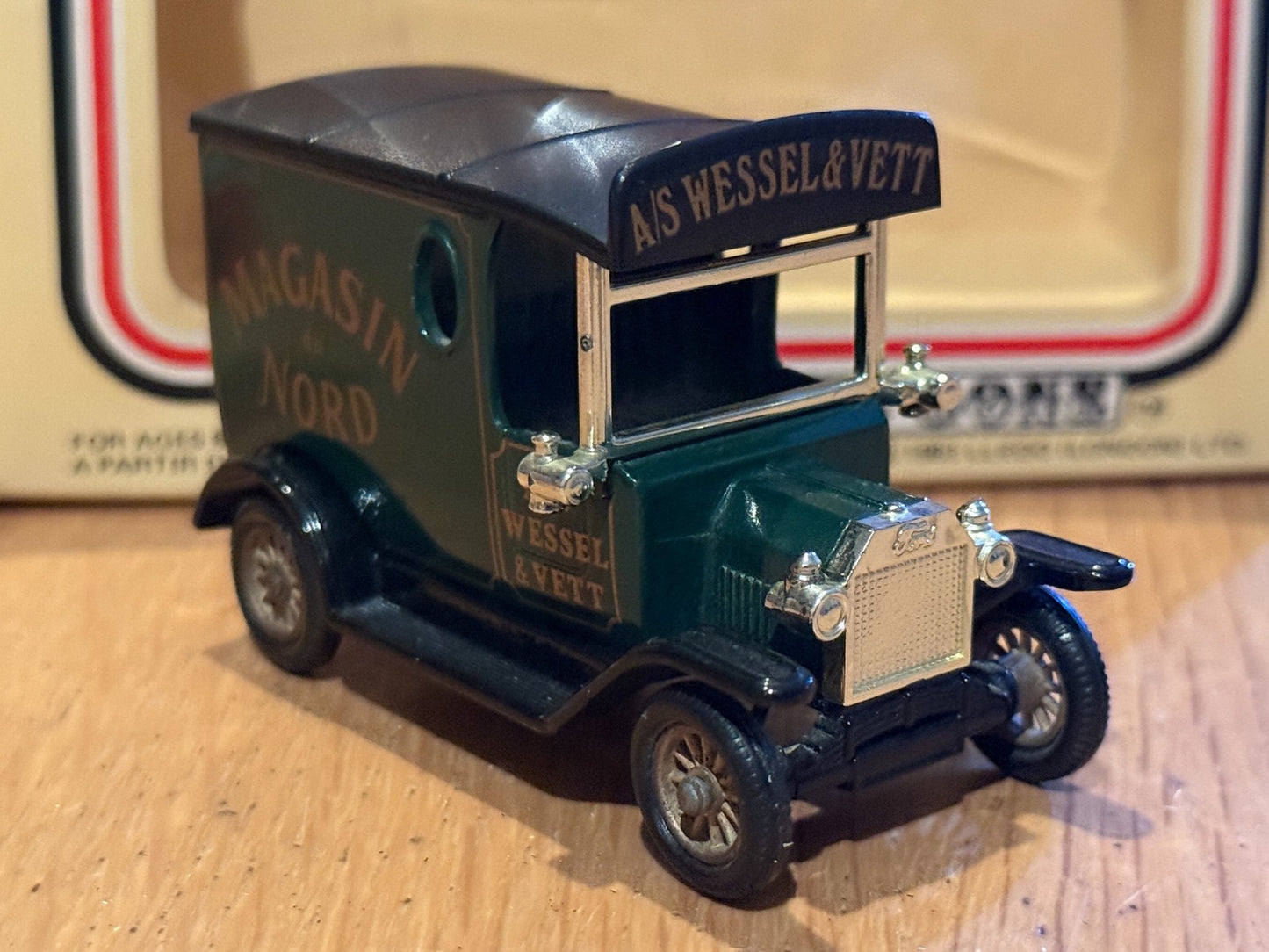 Lledo Days Gone - 1920 Ford Model T Van - Magasin du Nord
