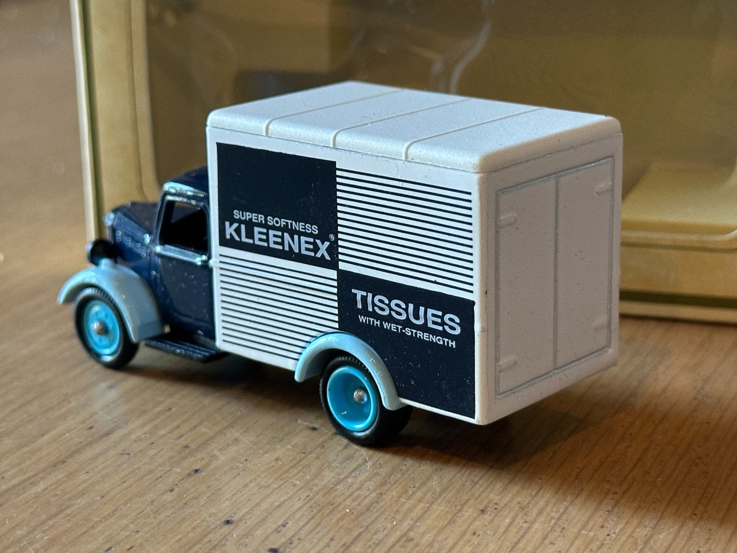 Lledo Days Gone LP59004 - Bedford 30cwt Truck - Kleenex Tissues