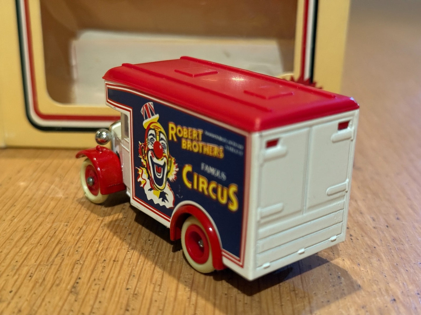 Lledo Diecast LP16073. Dennis Parcels Van, Robert Brothers Circus