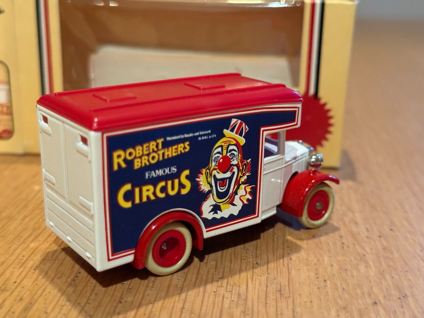 Lledo Diecast LP16073. Dennis Parcels Van, Robert Brothers Circus