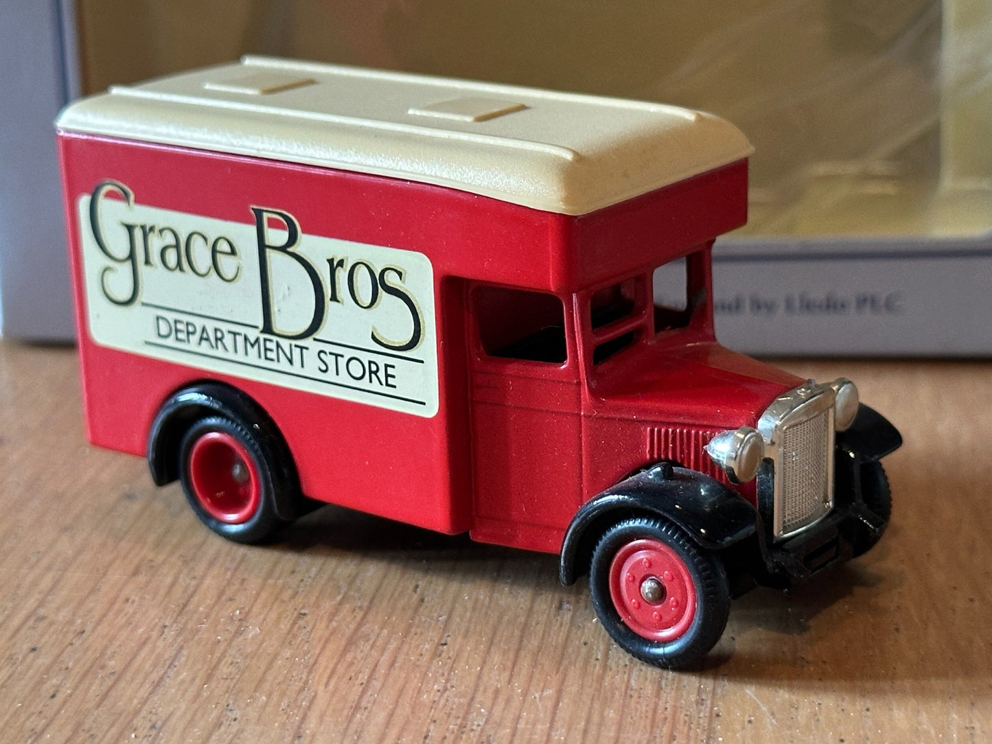 Lledo LP16130 - Dennis Parcels Van Grace Bros Department Store