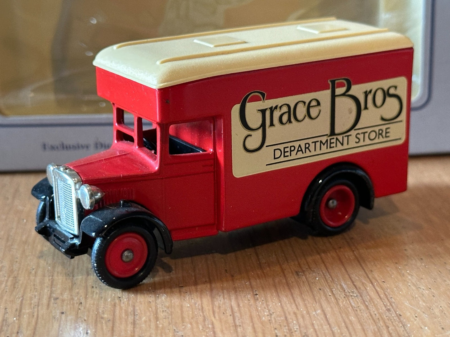 Lledo LP16130 - Dennis Parcels Van Grace Bros Department Store