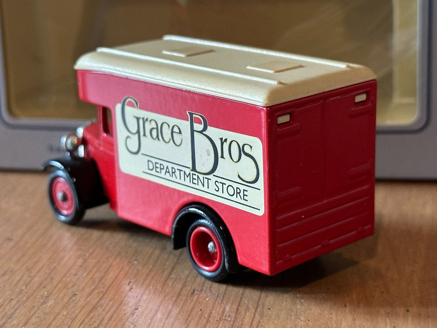 Lledo LP16130 - Dennis Parcels Van Grace Bros Department Store