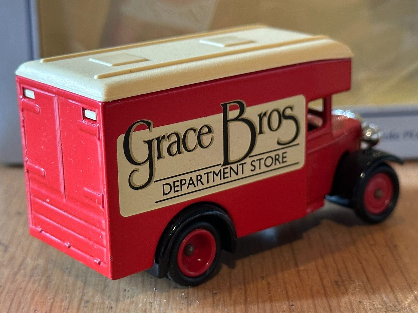 Lledo LP16130 - Dennis Parcels Van Grace Bros Department Store