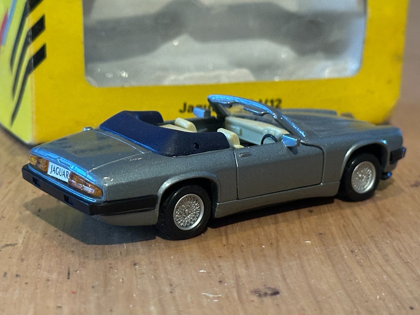 Maisto Diecast - Shell Sportscar Collection - Jaguar XJS V12