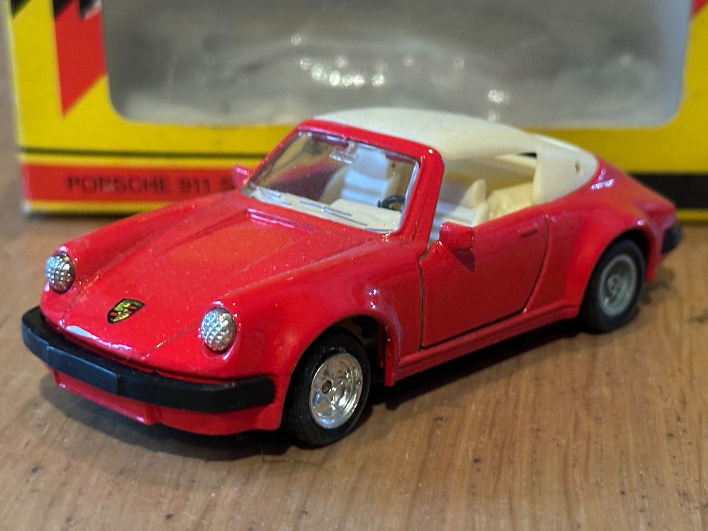 Maisto Diecast - Shell Sportscar Collection - Porsche 911 SC