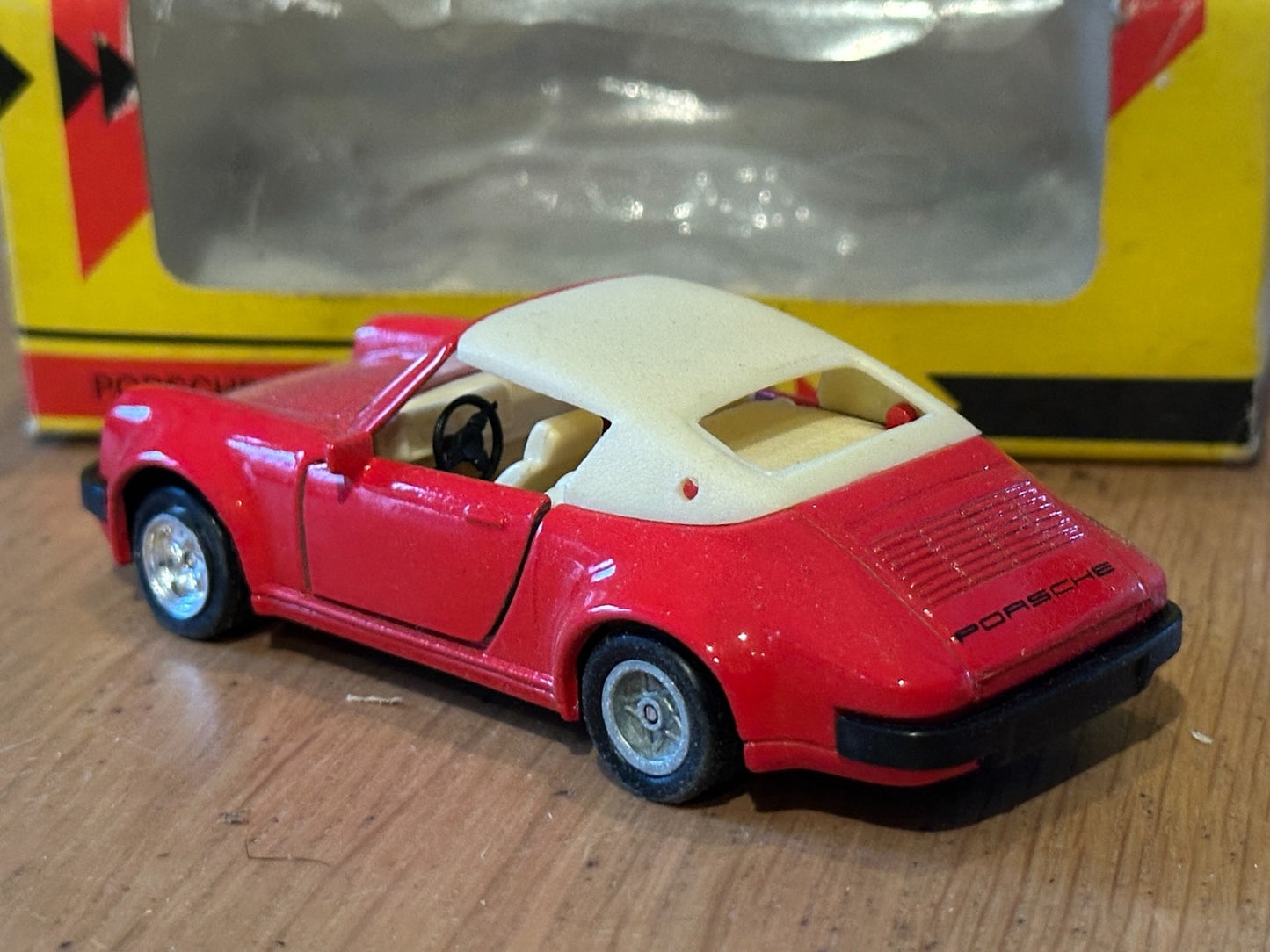 Maisto Diecast - Shell Sportscar Collection - Porsche 911 SC
