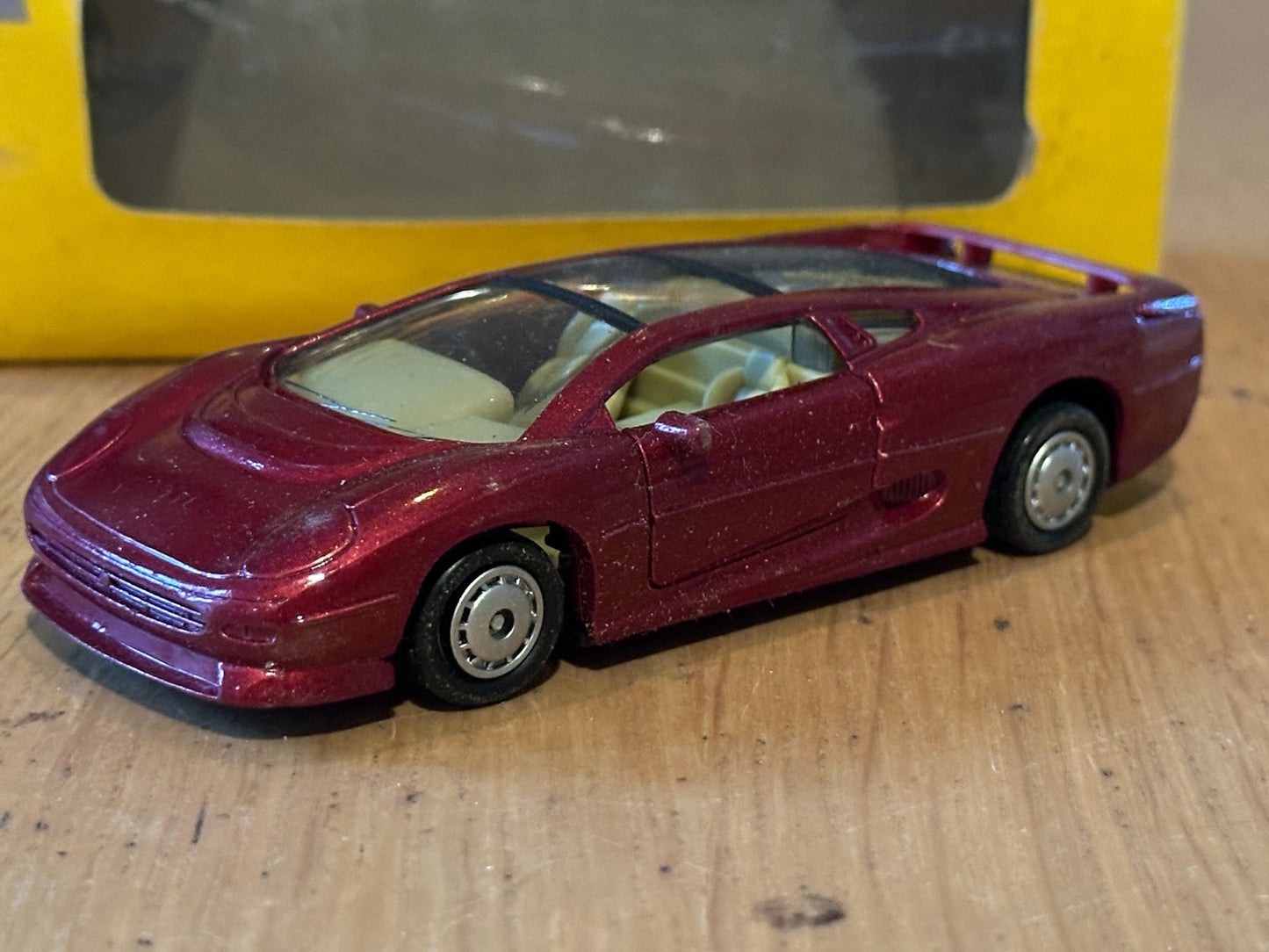 Maisto Diecast - Supercar Collection - Jaguar XJ220