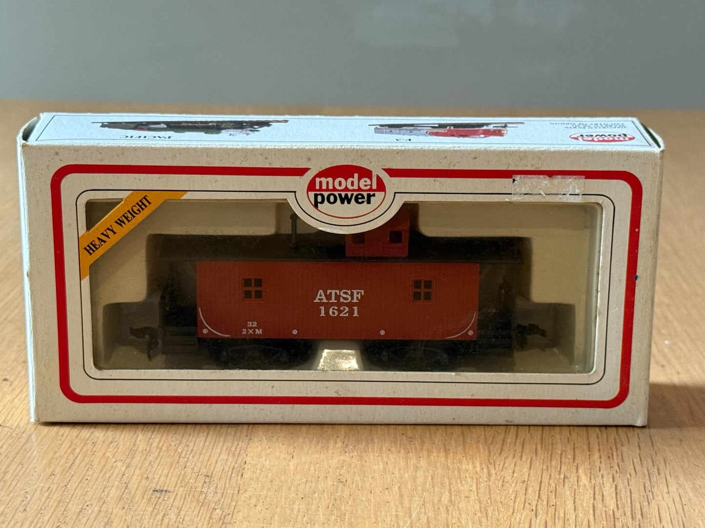 Model Power 99143 HO Scale - ATSF 1621 Caboose