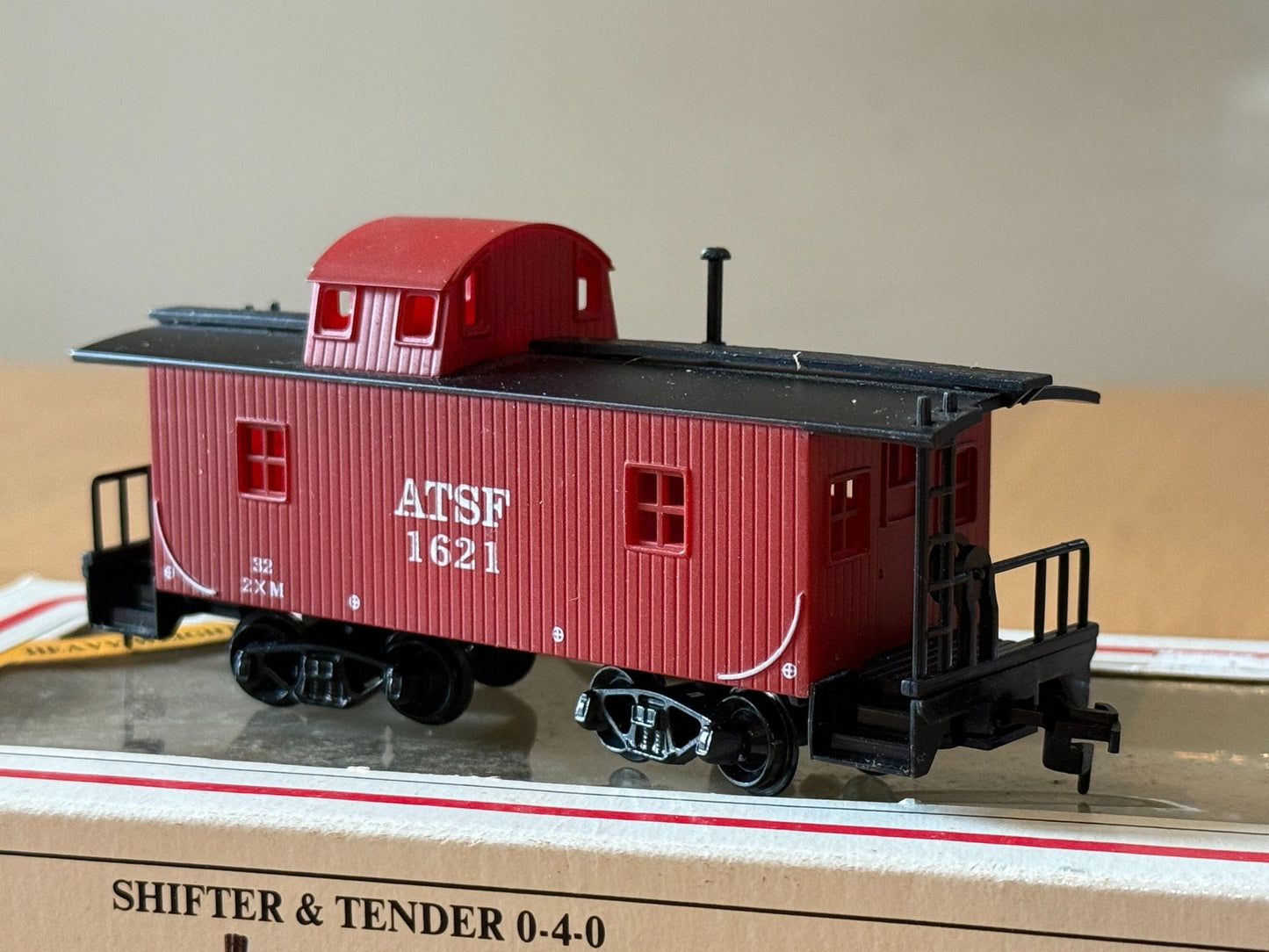 Model Power 99143 HO Scale - ATSF 1621 Caboose