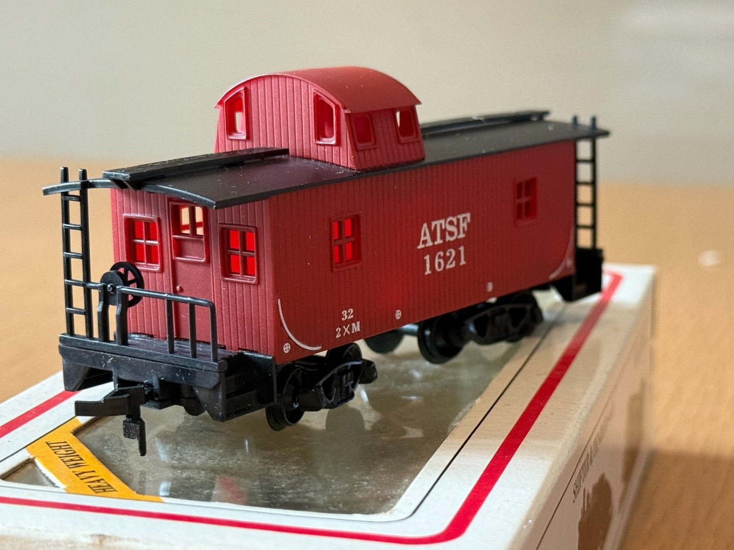 Model Power 99143 HO Scale - ATSF 1621 Caboose